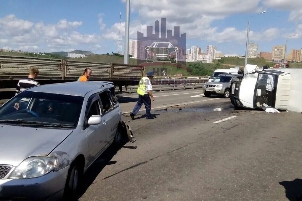 В красноярске на николаевском мосту. ДТП на Николаевском мосту Красноярск. Авария на Николаевском мосту Красноярск. ЧП Красноярск Николаевский мост.