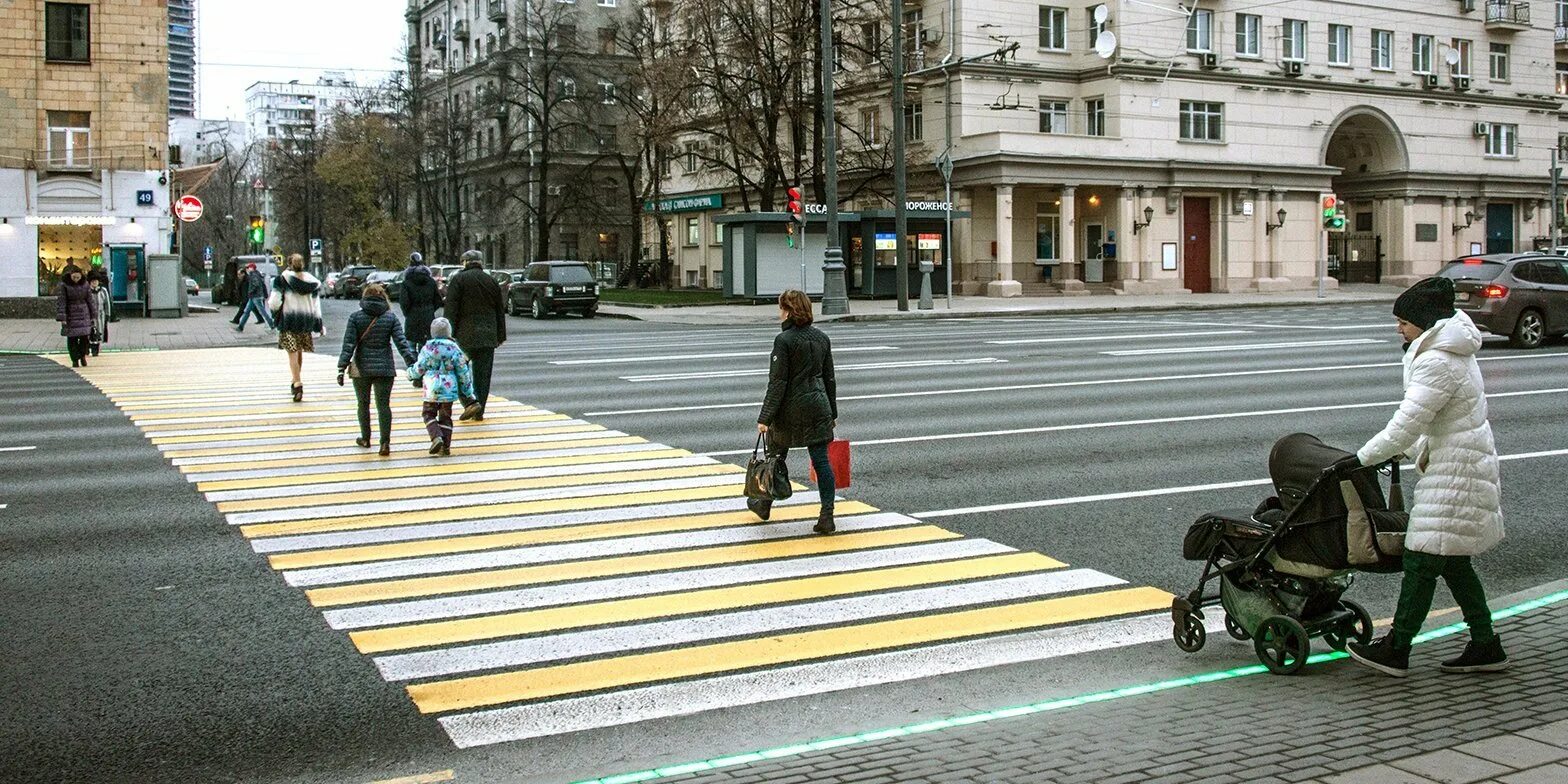 Пешеходный переход. Улица с пешеходным переходом. Пешеходы на улице. Зебра пешеход.