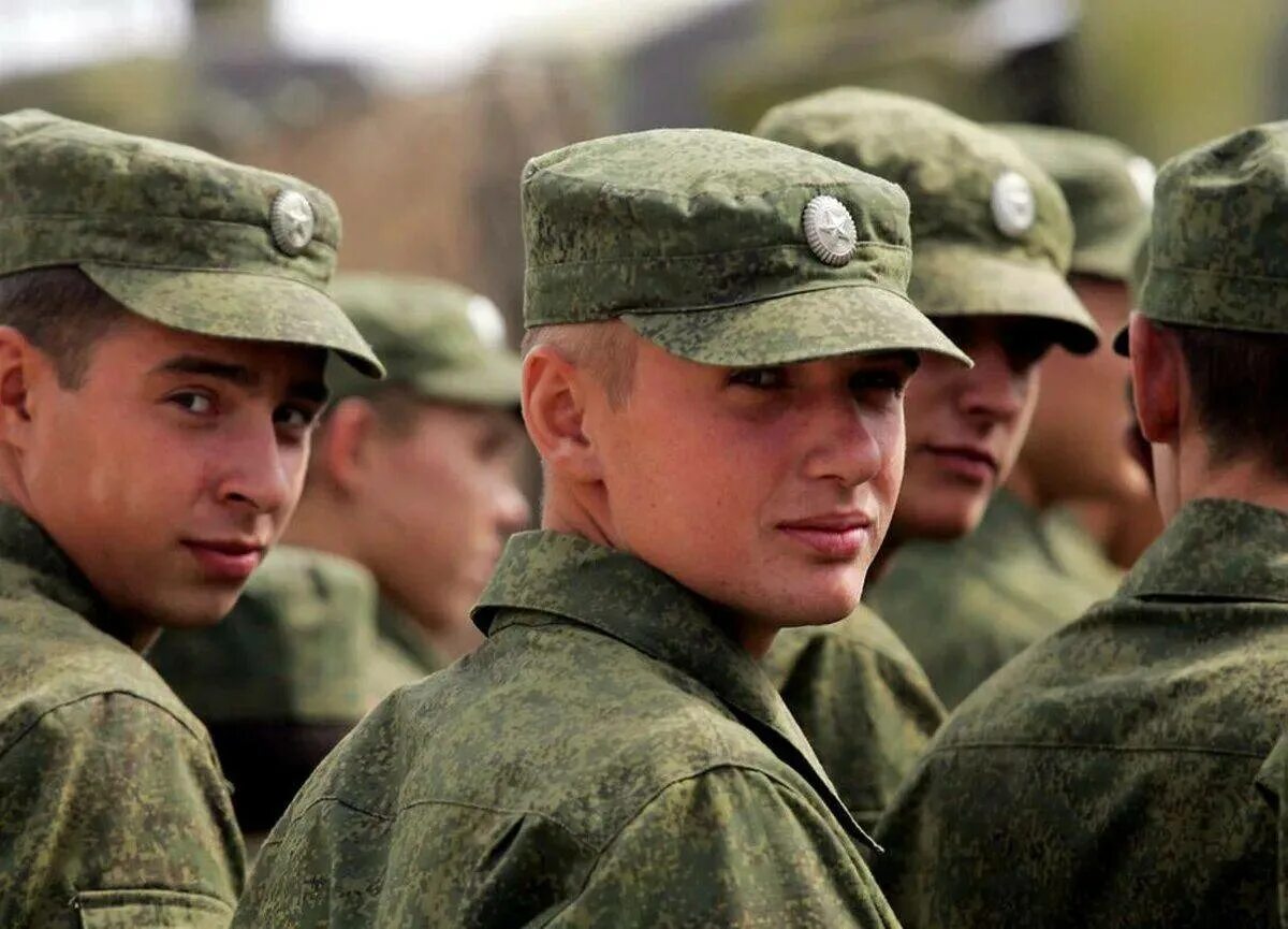 Армию сохранить. Солдат Российской армии. Солдаты в армии. Молодые солдаты. Рядовой солдат.