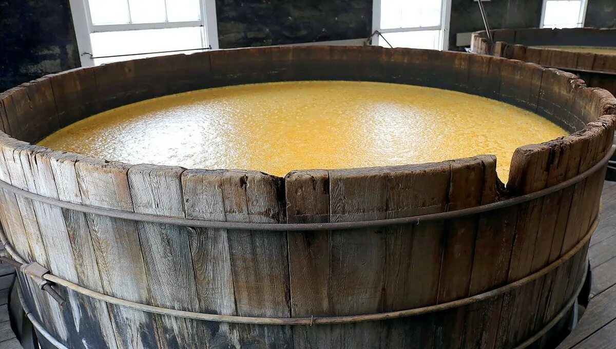 Ферментация солода. Ферментация солода для виски. Сбраживание сусла виски. Деревянный Чан для брожения.