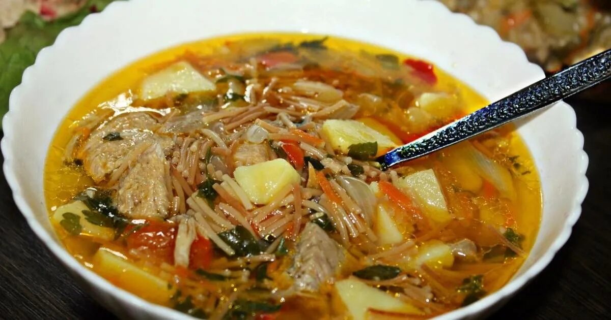 суп вермишелевый с фрикадельками. суп с говядиной и вермишелью. суп с мясными фрикадельками и вермишелью. суп из говядины с картошкой и вермишелью. суп из говядины с вермишелью.