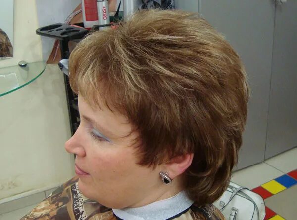 Как подстричь волосы бабушке короткие. Наталья кононова стрижки. Как подстричь бабушку фото. Как подстричь волосы бабушке короткие. Стрижка гаврош для пожилых женщин после 60 лет.