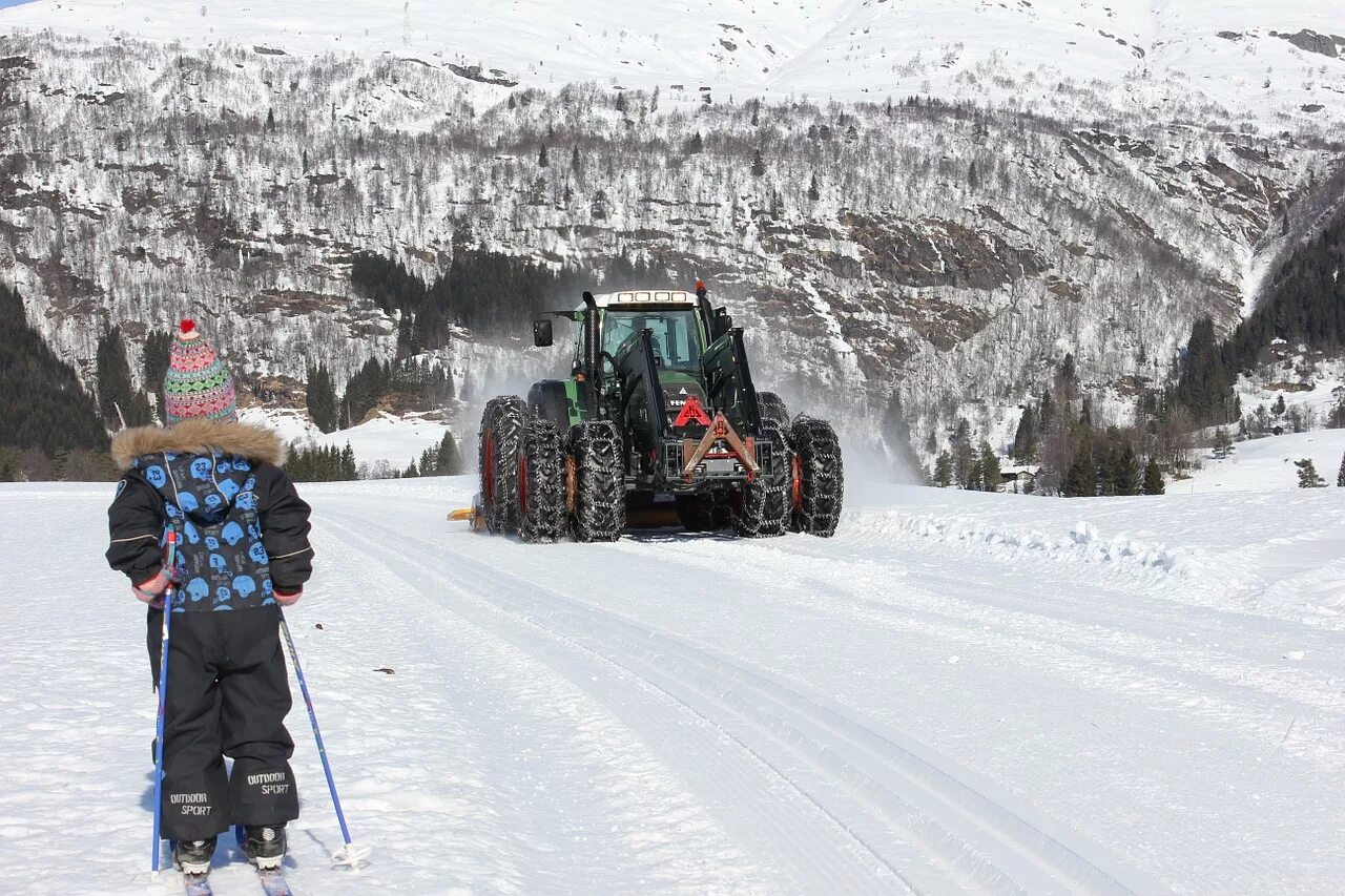 New holland tk4. Трактор на склоне. Трелёвочный трактор тдт 40. Трактор на склоне. Трактор для косогора.