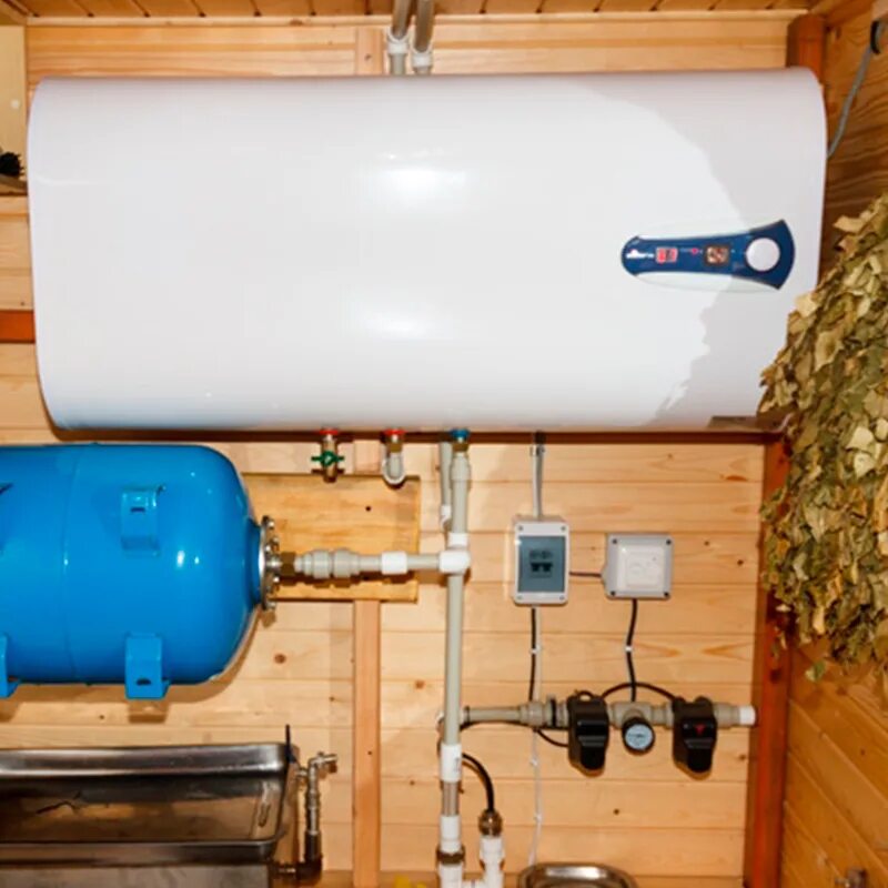Накопительный водонагреватель в бане на даче. Водонагреватель накопительный для дачи. Отопление в частном доме от бойлера. Электронагреватель в кочегарку. Отопление на даче.