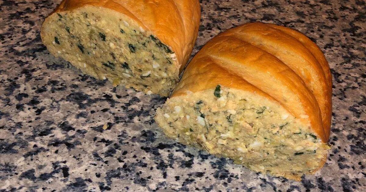 Запеченный хлеб с начинкой. Фаршированный батон в духовке. Багет с начинкой в духовке. Фаршированный батон. Рецепт фаршированные батон.