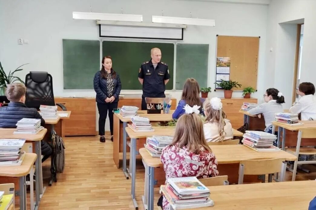 Школа 239 санкт-петербург. Президентский физико-математический лицей 239 санкт-петербург. Мамоновская средняя школа г мамоново. Работники образовательных учреждений. Школьный работник 5.