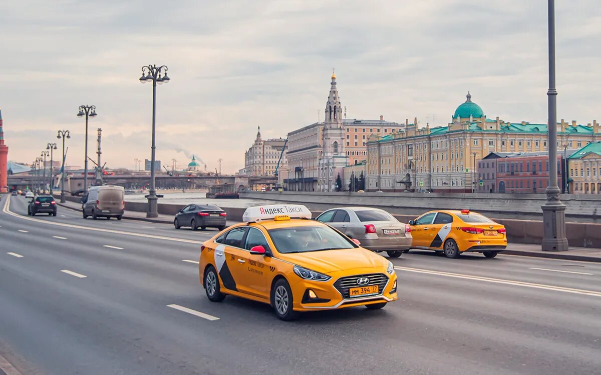 Устроиться в такси без машины в москве. Московское такси. Таксист ситимобил. Таксопарк император москва. Таксисты бомбилы.