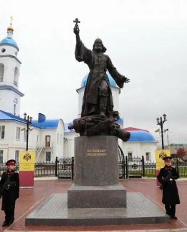 Папа малоярославец. Памятник священнику василию васильковскому. памятник василию васильковскому в малоярославце. памятник отцу василию (васильковскому) в малоярославце. памятник полковому священнику малоярославец.