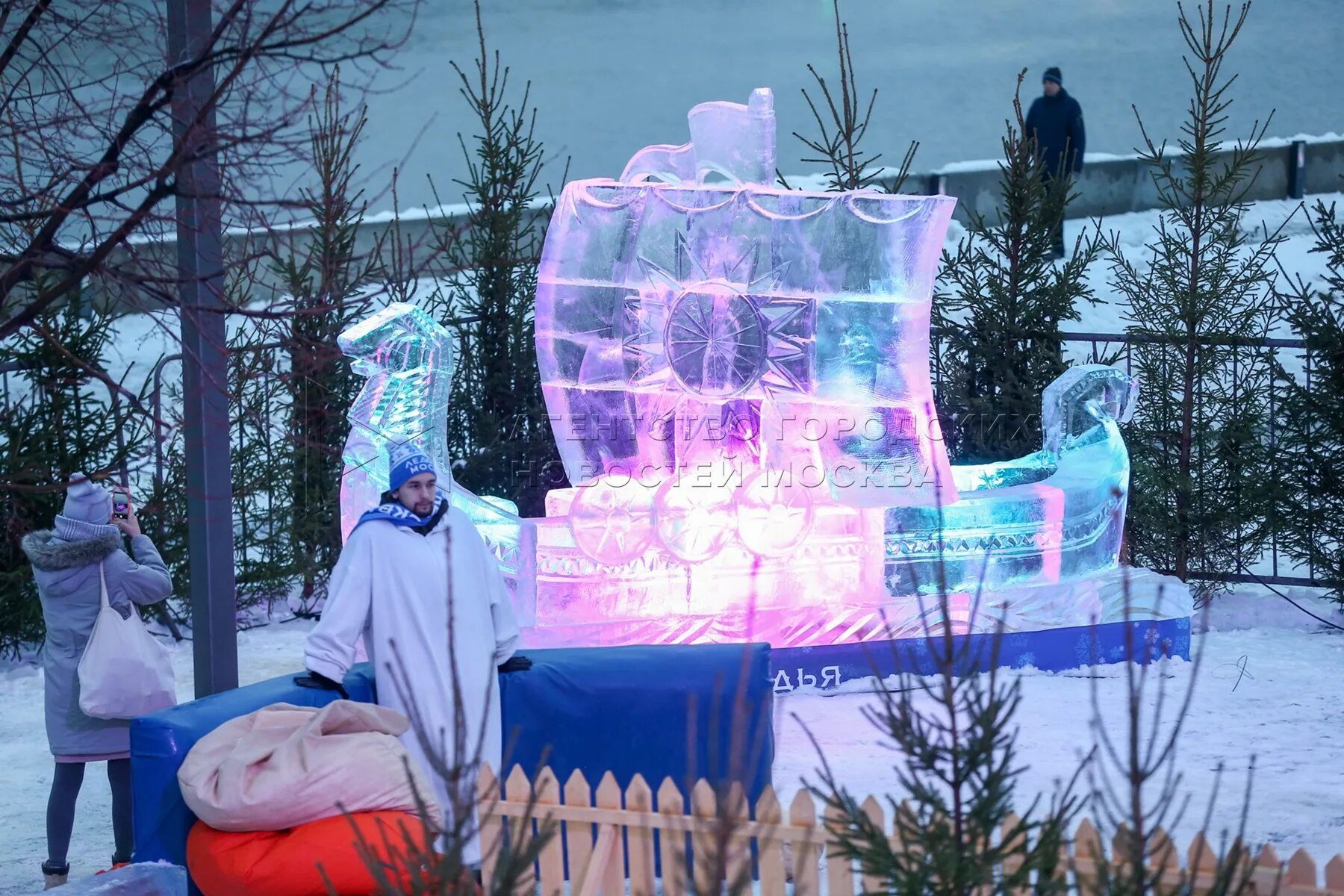 музеон парк ледяные фигуры. ледяные и снежные скульптуры. поклонная гора в москве ледяные скульптуры 2022. ледяные фигуры в москве. ледяные горки музеон 2023.