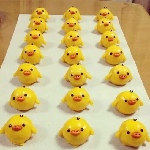 Цыплята из зефира. Цыплята из меренги. цыплята из маршмеллоу. фигурки цыплят из маршмеллоу. цыплята из меренги для украшения.