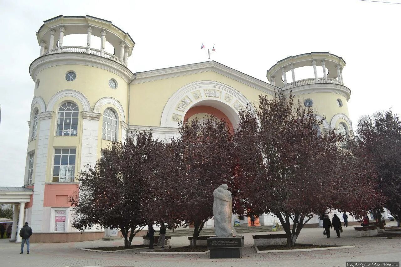 Республиканская стоматологическая поликлиника симферополь пушкина. Кинотеатр баян симферополь. Симферополь кинотеатр симферополь памятник. Ул толстого 1 в симферополе. Театр симферополь.
