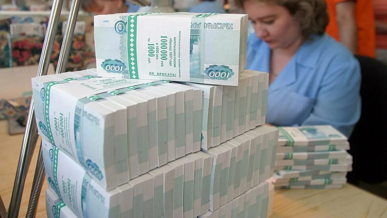 Много пачек денег. Хранилище рублей. Два миллиарда рублей. 24 миллиарда рублей. 100 миллиардов рублей.