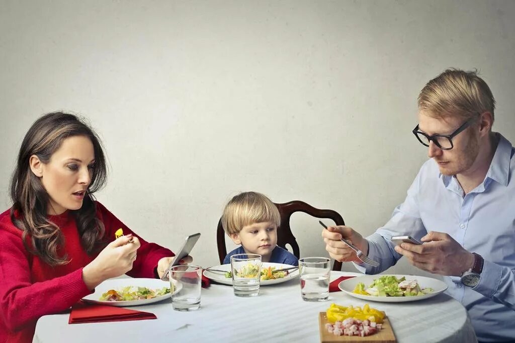 Дети за столом. Родители и дети. Дети с родителями за столом. Семья сидит за столом.