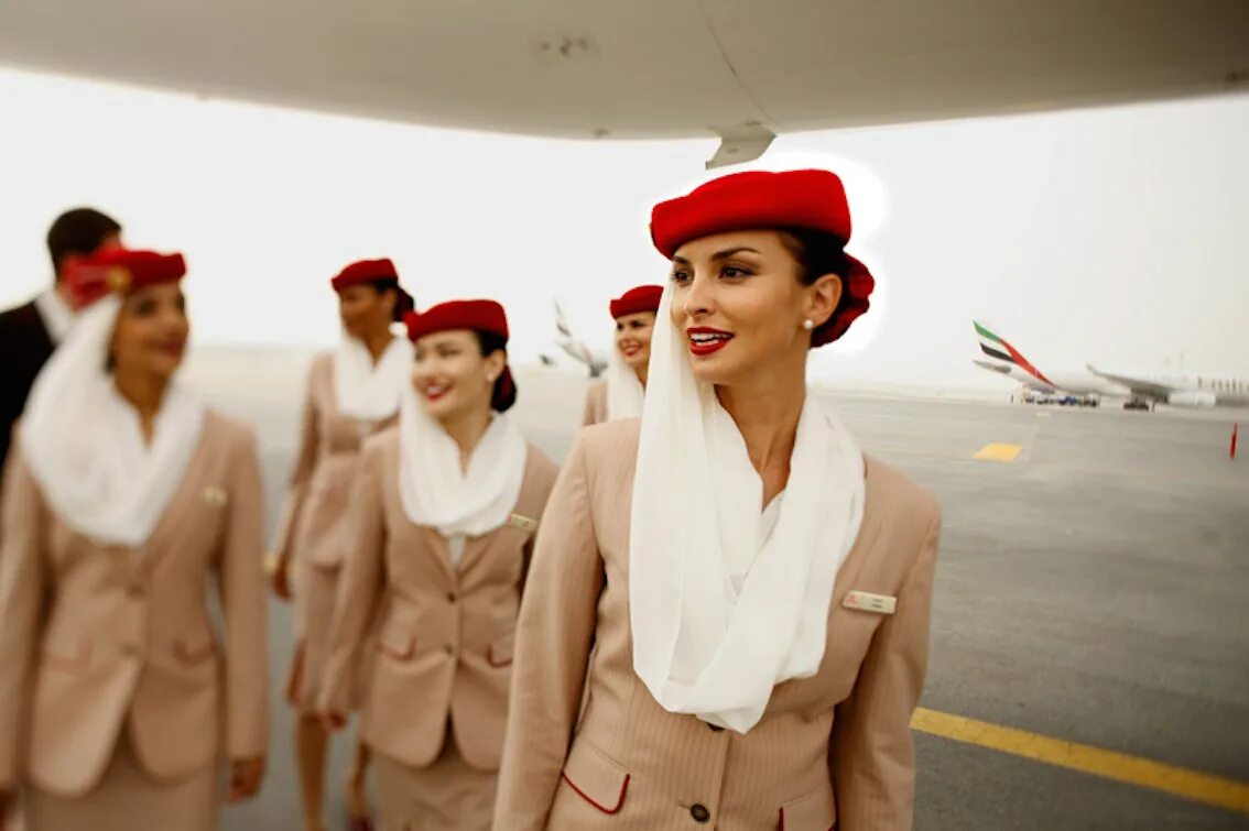 Эмирейтс авиакомпания стюардессы. Emirates Airlines форма стюардесс. Форма Эмирейтс Бортпроводник. Форма стюардесс Эмирейтс.