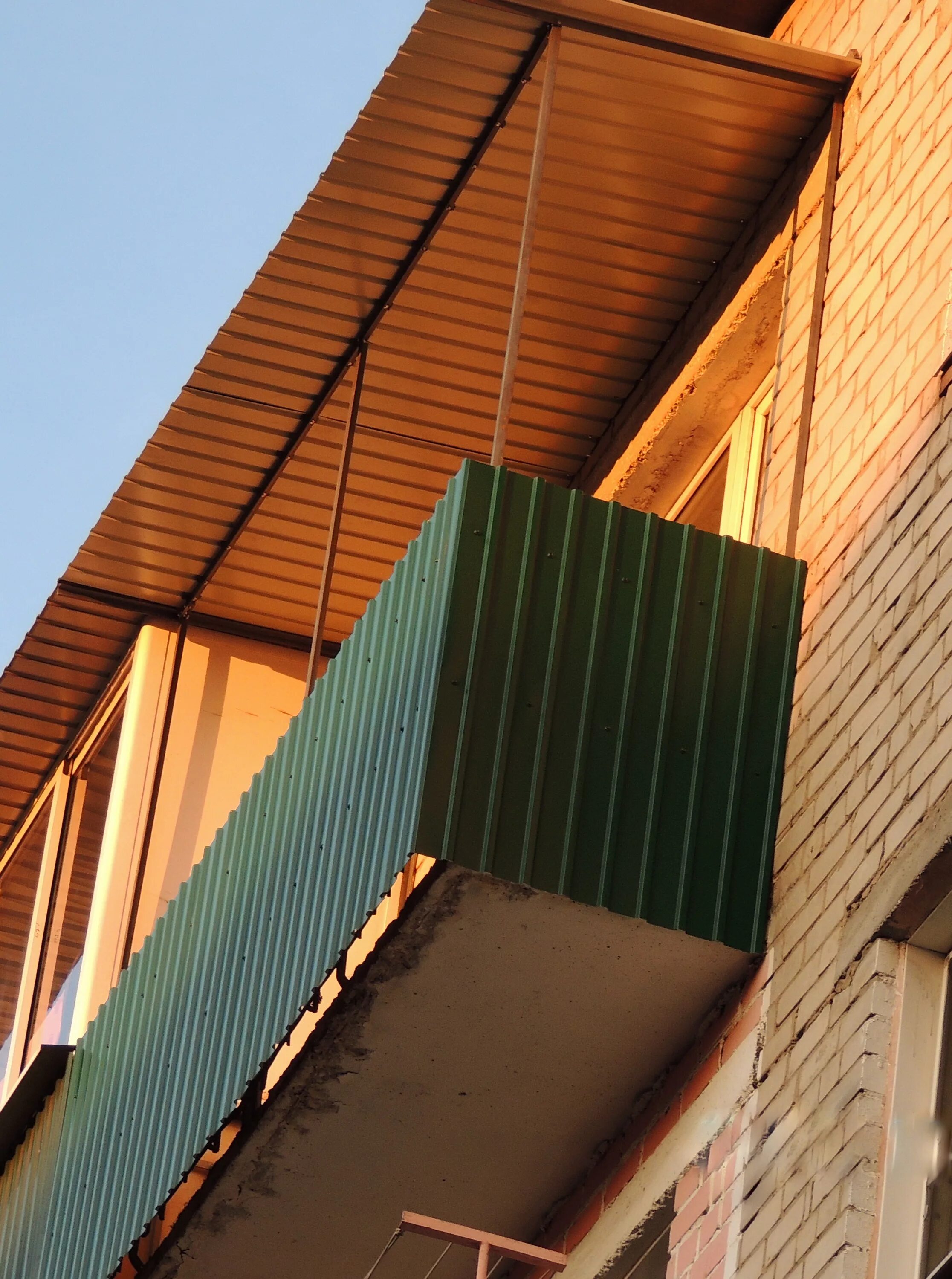 балконы металлопрофиль. обшивка балкона снаружи. отделка балкона снаружи. балкон сайдингом. отделка балкона профнастилом.