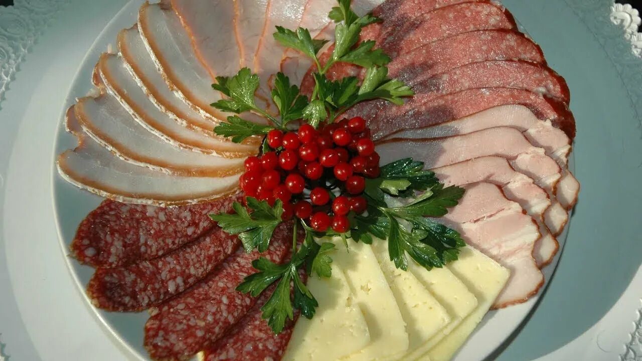 Больше нарезка. Красивая нарезка колбасы. украшение мясной нарезки. нарезка колбасы и сыра. мяснаянарезки на праздничный стол.