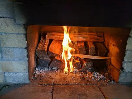 К чему снится топить печку дровами