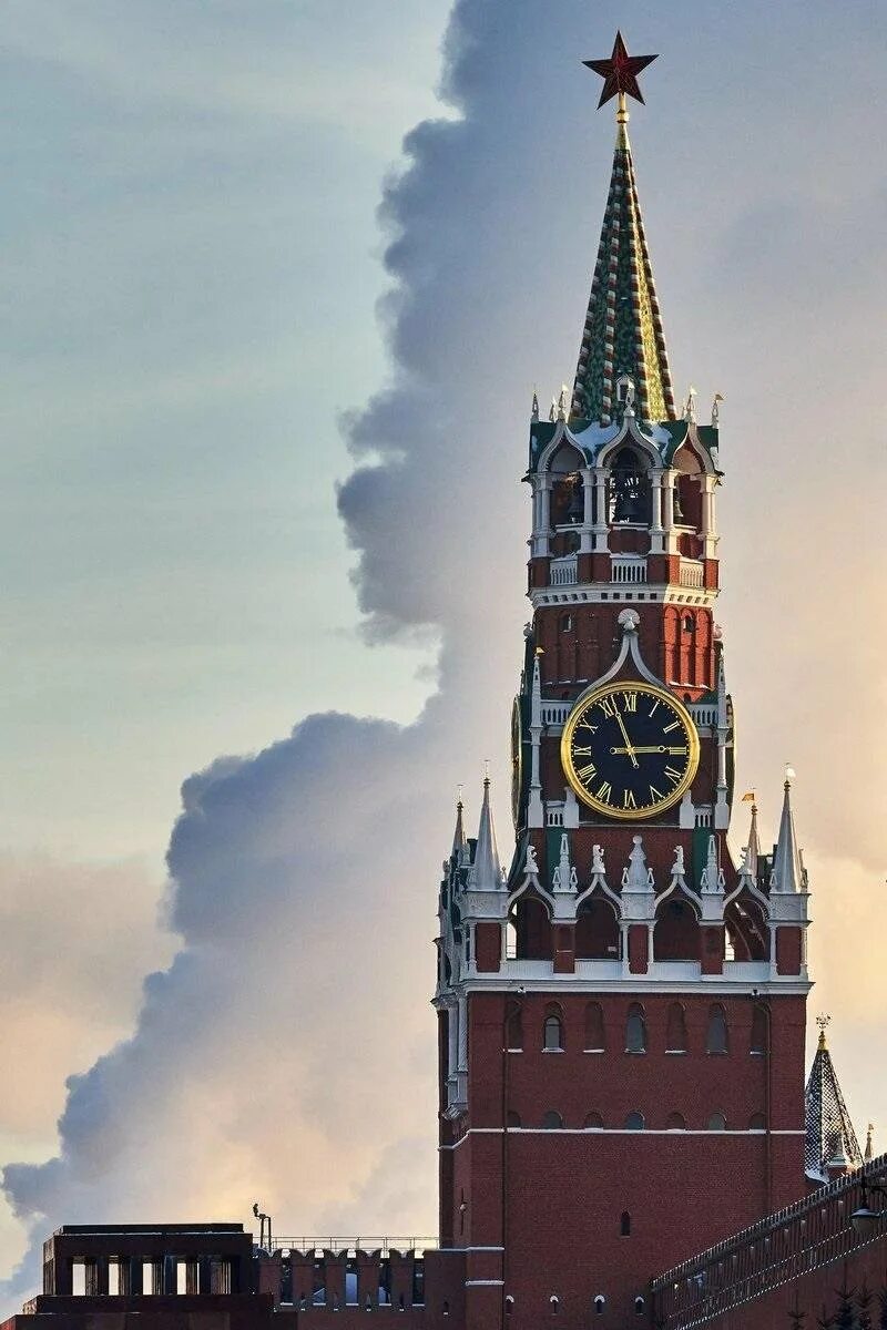 Башня с курантами. Спасская башня кремля. кремлёвские куранты на спасской башне московского кремля. часы спасская башня московского кремля. башня куранты в москве.