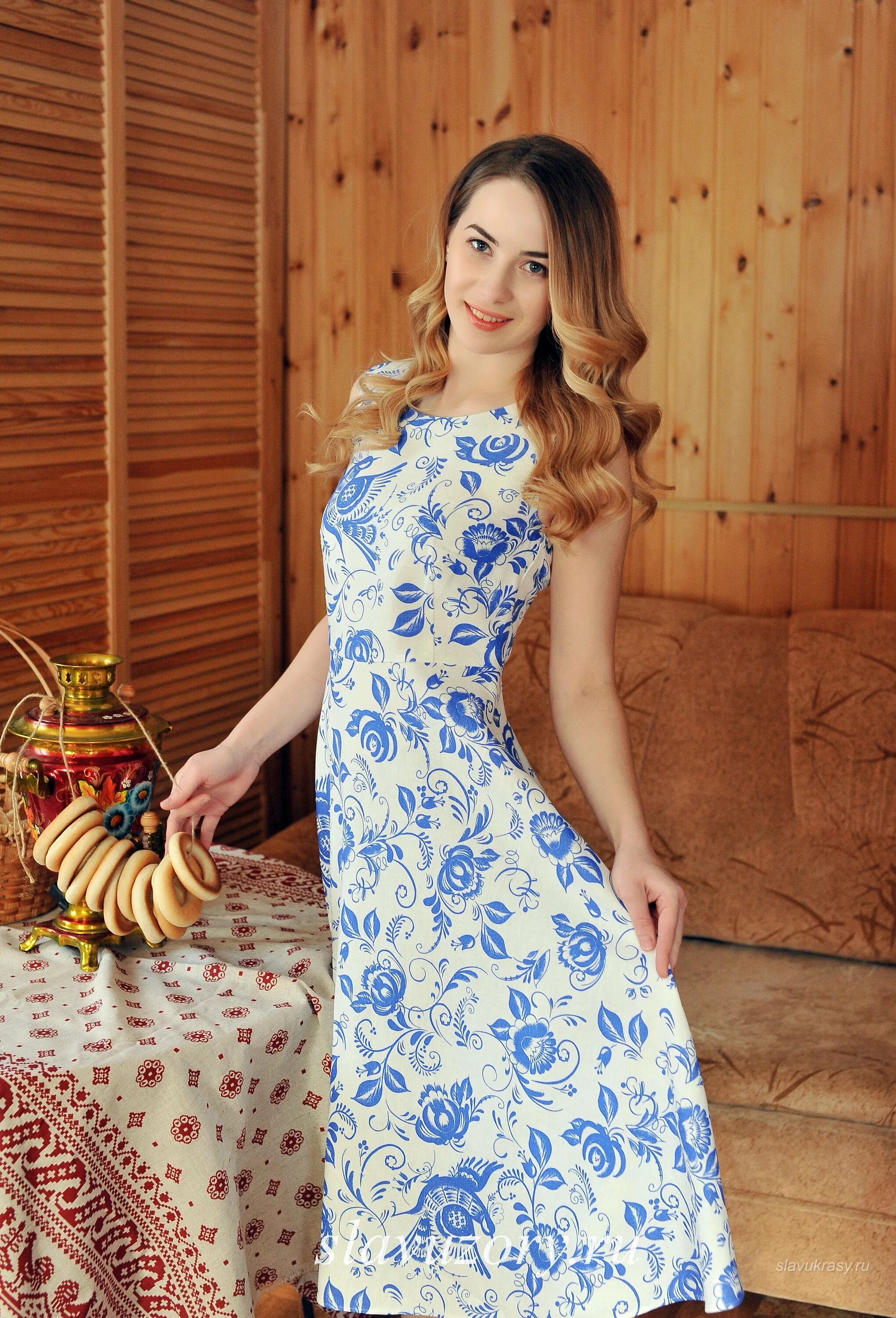 Платье в стиле гжель. Valentino коллекция гжель. Платье в стиле гжель. Девушка в платье в стиле гжель. Платье в стиле гжель для девочки.