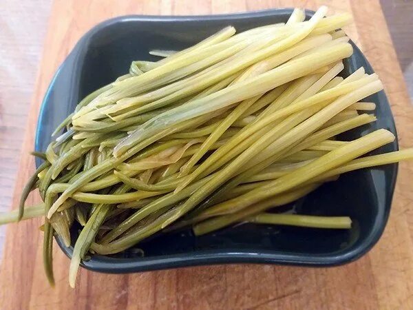 Черемша. Черемша вред. Черемша. Лекарственная черемша. Черемша на белом фоне.