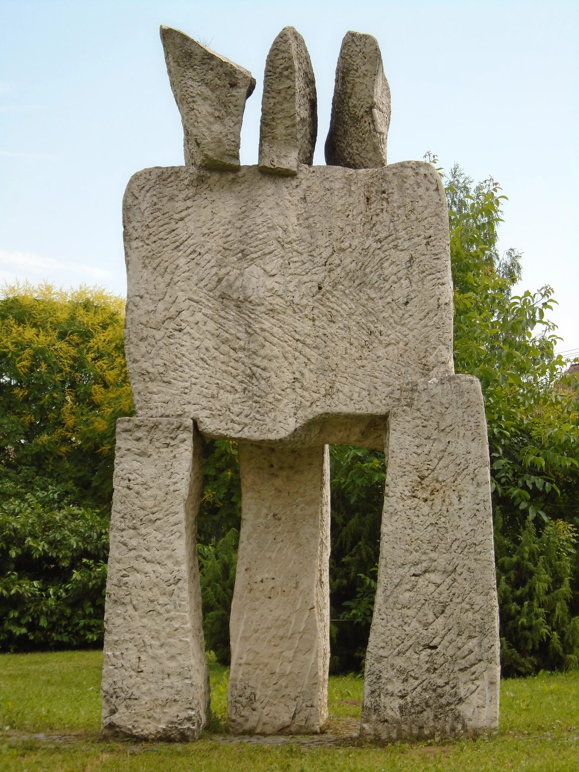 Памятник Мегалит. Стоун хендш статуя. Современная скульптура из камня. Статуя из камня.