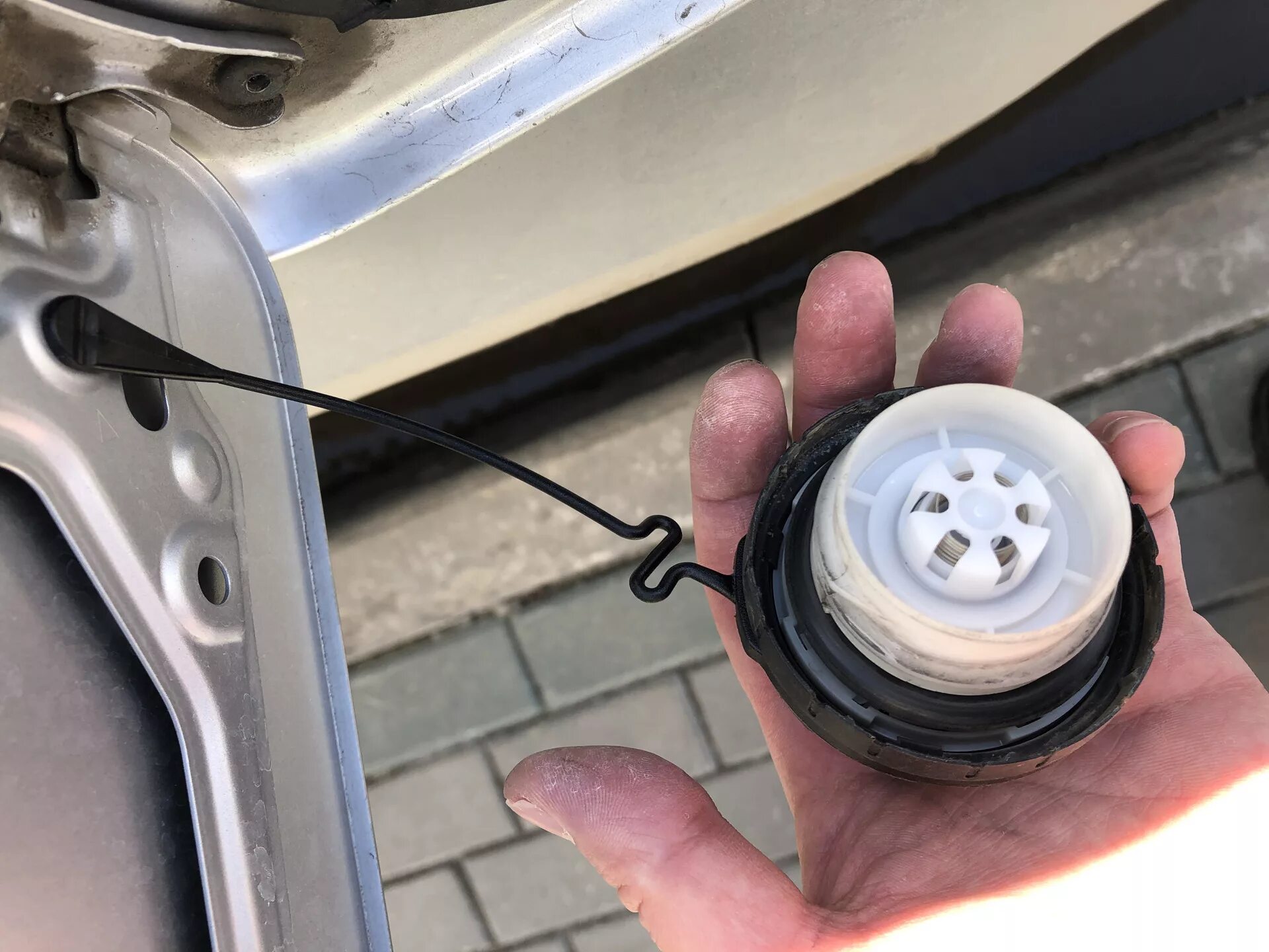 Как разобрать крышку бака Сборка\разборка крышки расширительного бачка Renault Scenic 1 Renault Scenic I