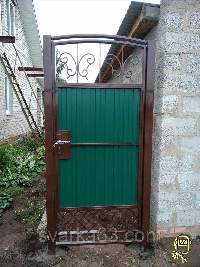 Изготовление калитки из профильной трубы. Калитка из профиля. калинка из профельной трубы. калитка из профильной трубы. калитка из профлиста.