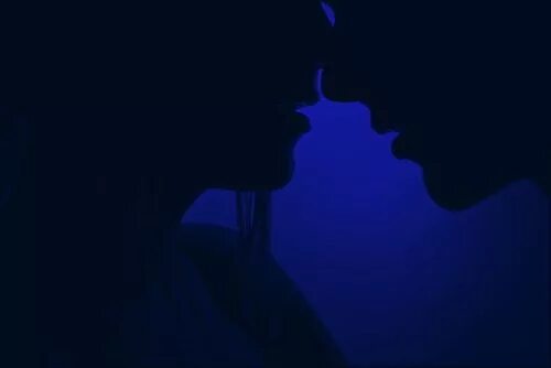 Два силуэта в темноте. Голубые поцелуи. Kiss the blue. Голубые поцелуи. Голубые поцелуи.