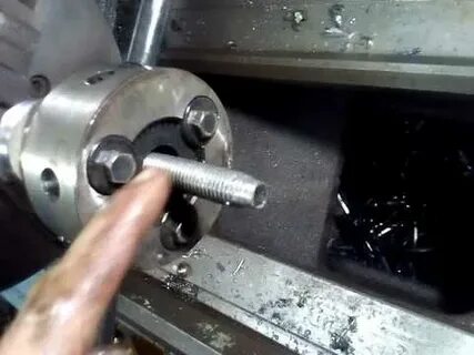 Плашка на токарном станке