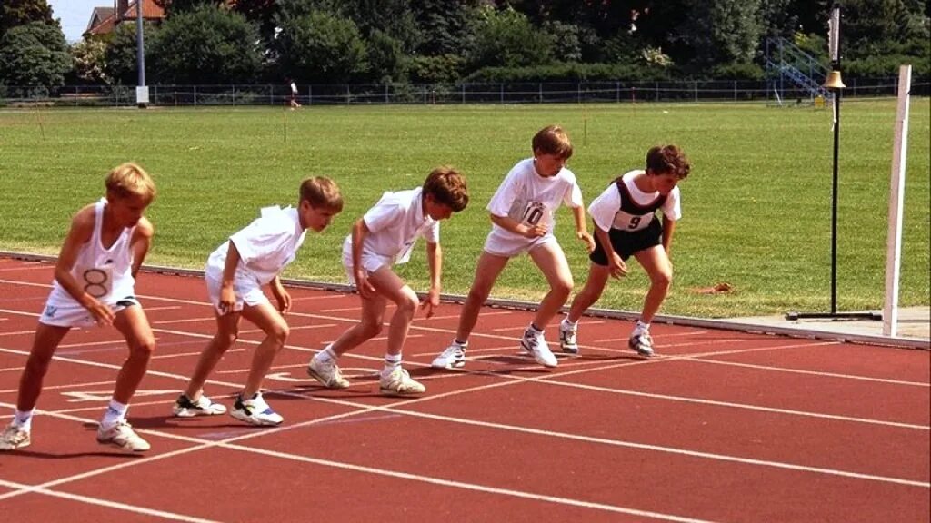 Спортивные соревнования на школьном стадионе. Спорт легкая атлетика. Лёгкая атлетика в школе на уроках физкультуры. Легкая атлетика бег в школе. Школьные спортивные состязания-.