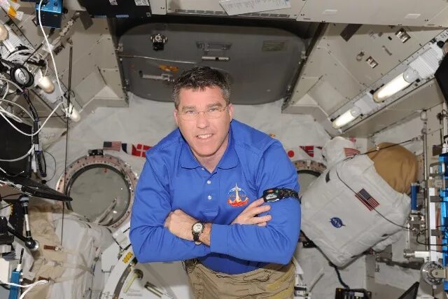 мкс 26. одежда космонавтов на мкс. декстер сегмент на мкс. инструмент ручной мкс для вкд. мкс 26.