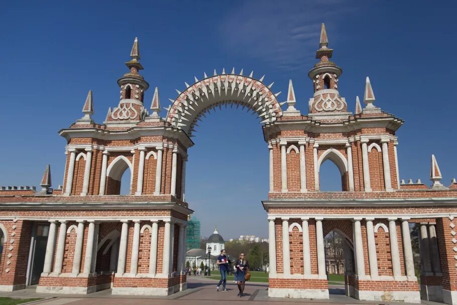 Коломенская царицыно. Царицынский парк Барокко. Коломенское Царицыно парки. Царицыно или Коломенское. Храмовые арки в парке.