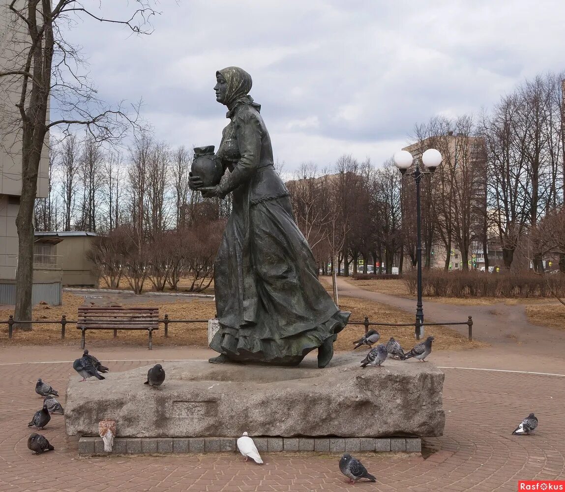 Скульптура охтенка в санкт-петербурге. Охтенка молочница памятник. С кувшином охтенка спешит дайте определение. Памятник охтенке. Охтинка с кувшином памятник.