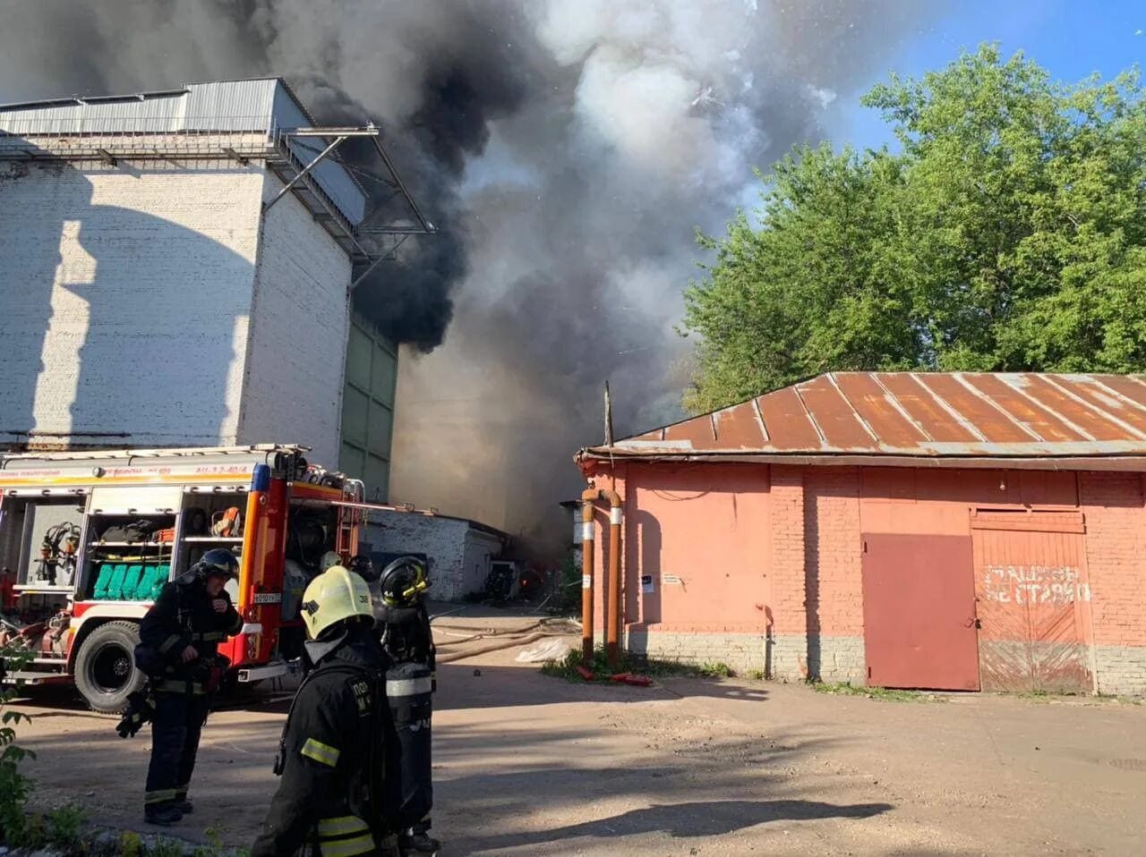 В родниках горит склад. Пожар на складе пиротехники на Лужниках в Москве. Пожар на Лужнецкой набережной. Пожар в Москве 19/06/. Склад пиротехники в Москве сгорел.