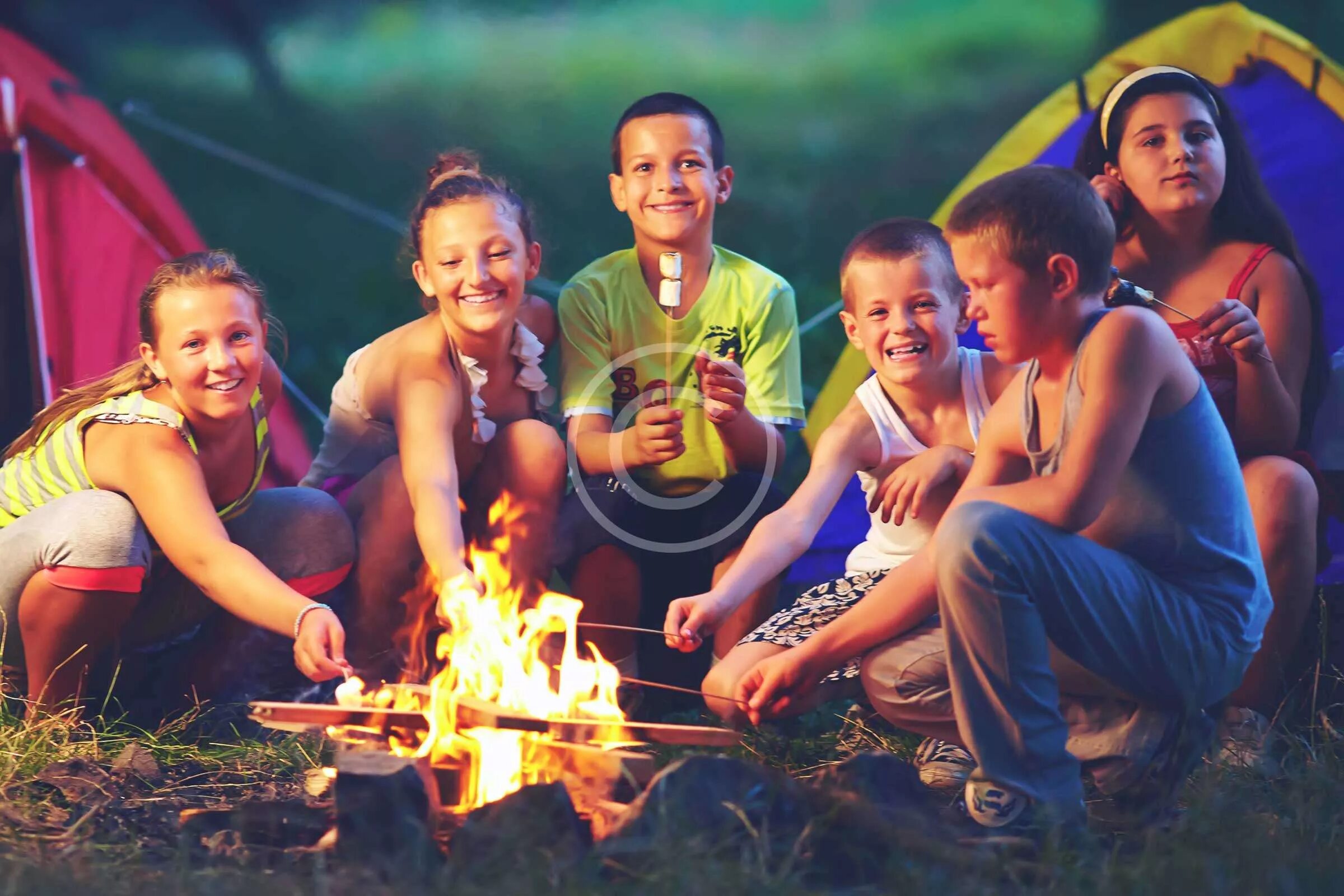 Outdoor camp. Отдых на природе. Детский лагерь. Лагерь костер. Туристы на природе.