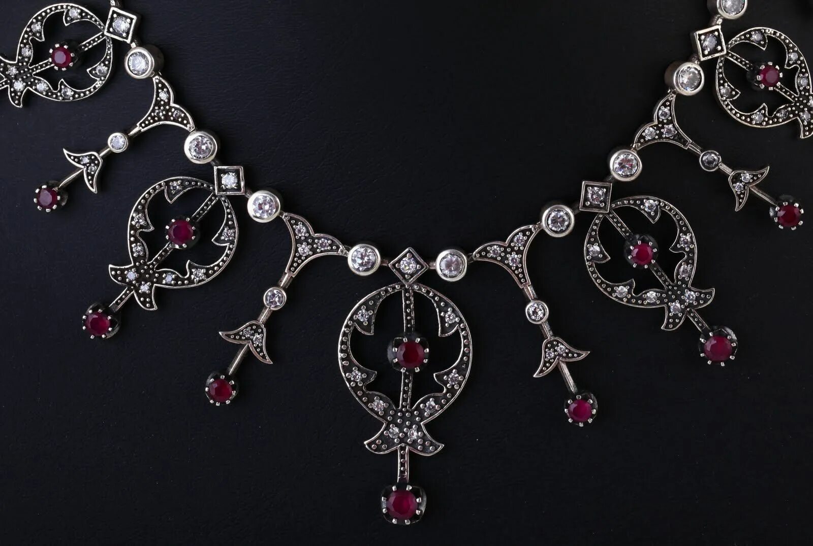 Ювелирные украшения. Ожерелье из бисера. Украшения с канителью. Бисероплетение украшения. Мелодическое украшение.