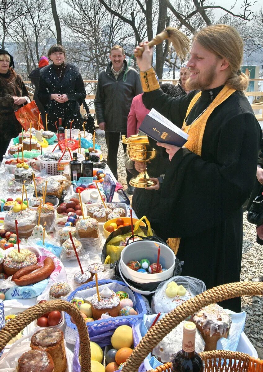 Когда освящают куличи на пасху. Освящение куличей на Пасху. Освящение пасхальных куличей. Освещееие култчей и яиц. Освящение куличей и яиц.