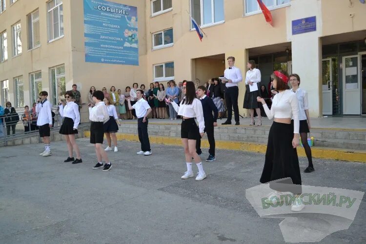 Волжский 11 школа имени скрипки. 11 школа волжский. 18 школа волжский учителя. 11 школа волжский сегодня. 11 школа волжский выпускной.