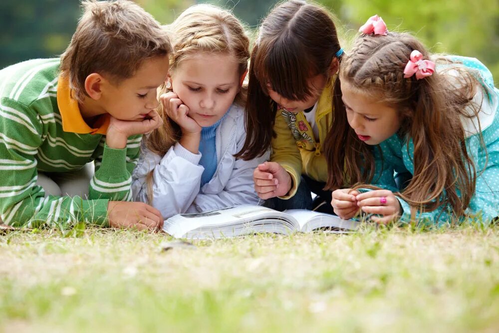Урок про дружбу. Дети и природа. Школьники на природе. Общение детей. Детям о дружбе.