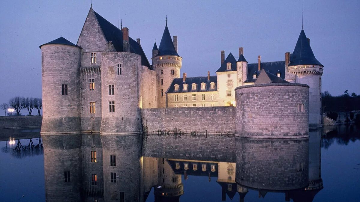 Француз 6 букв. Замок Сюлли Франция. Замок Сюлли-сюр-Луар Франция. Замок крепость романский стиль. Замок герцогов бретонских во Франции.