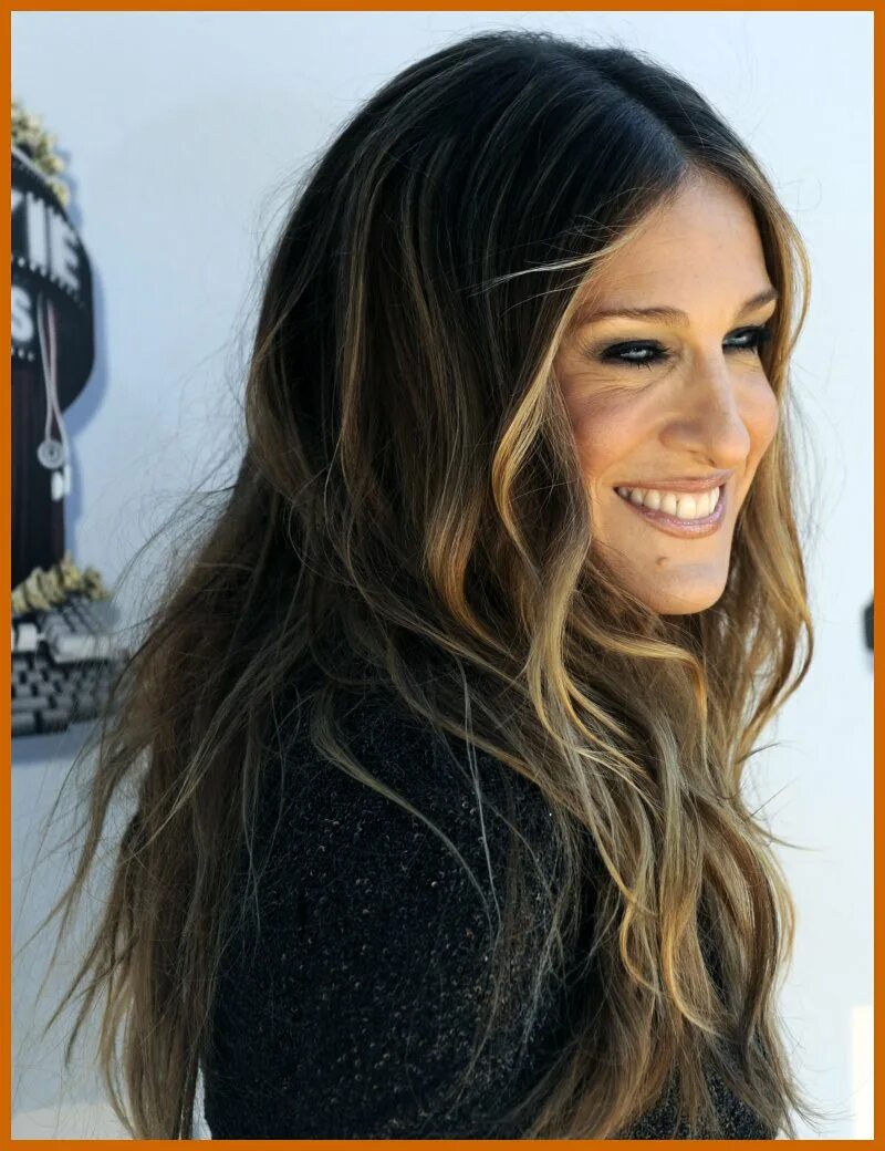 светлые пряди на темных волосах. мелирование передних прядей. джессика симпсон мелирование. светлые пряди у лица. легкое мелирование на русые волосы.