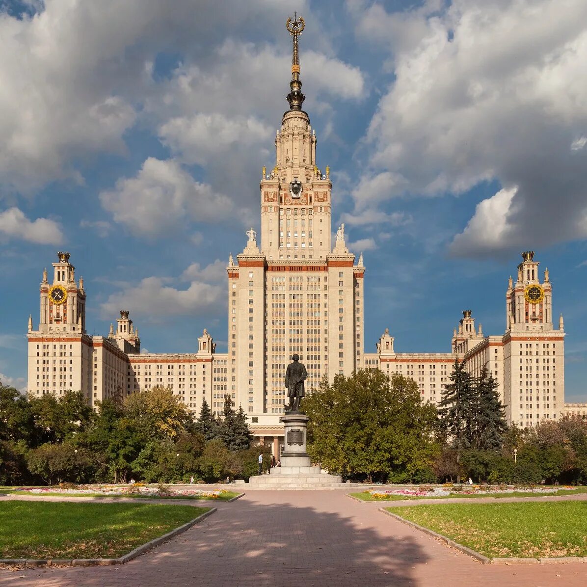 Главное учебное заведение москвы носящее имя ломоносова. Московский государственный университет им м.в Ломоносова МГУ. Институт Ломоносова в Москве. Мехмат МГУ здание. Главное здание МГУ им Ломоносова.