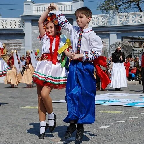 Шествие коллективов на день города. Мирный 1 мая. Шествие трудовых коллективов на день города. Красивые девушки первомая. 1 мая.