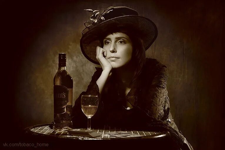 Дама в шляпе с бокалом. Женщина в шляпке с бокалом. Дама в шляпе с бокалом вина. Девушка с коньяком. Виски шляпа