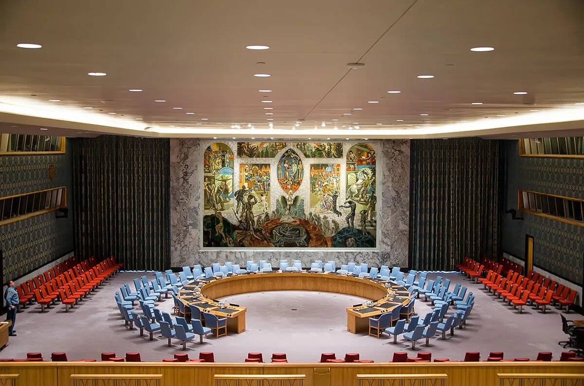 Постоянные страны совета безопасности оон. Зал совета безопасности ООН. Зал заседаний совета безопасности ООН. Зал Совбеза ООН. Совет безопасности ООН фото.