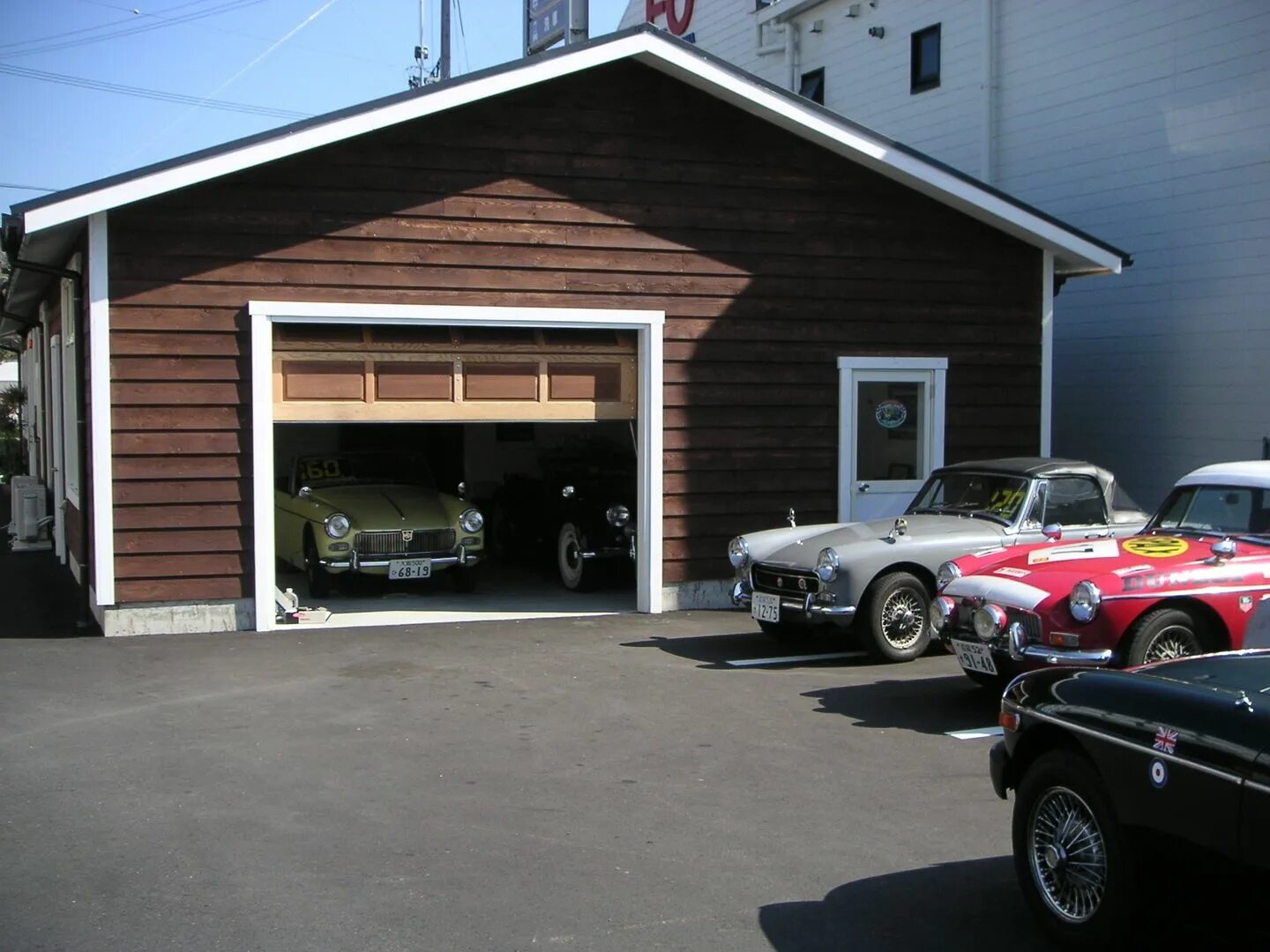 Красивый гараж. Красивые машины в гараже. Большой гараж. Большой гараж снаружи.