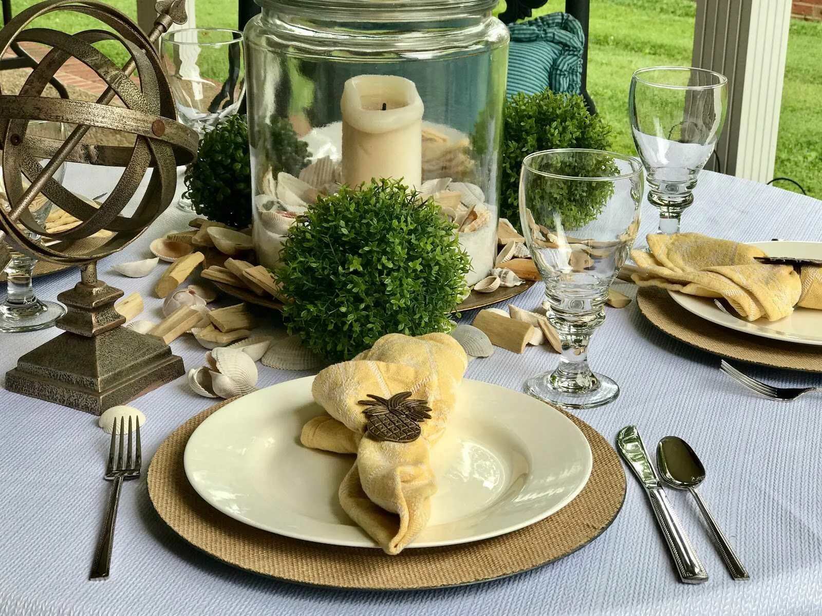 Украшение новогоднего стола. На каждом праздничном столе. На каждом праздничном столе. Стол накрытый для гостей. Накрыть праздничный стол.