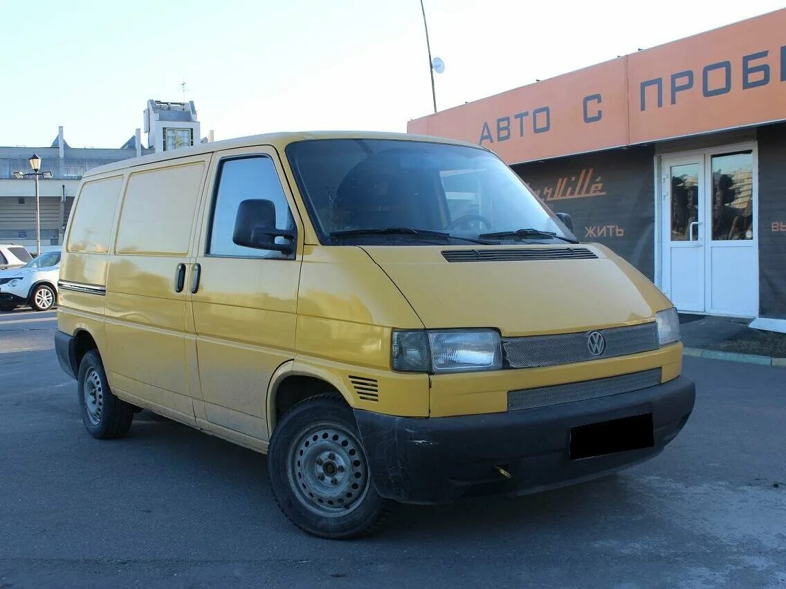 Купить фольксваген 1999. Volkswagen Transporter t4 желтый. Volkswagen Transporter t4 жёлтый зад. Фольксваген микроавтобус 1998. Микроавтобус Volkswagen 1999.