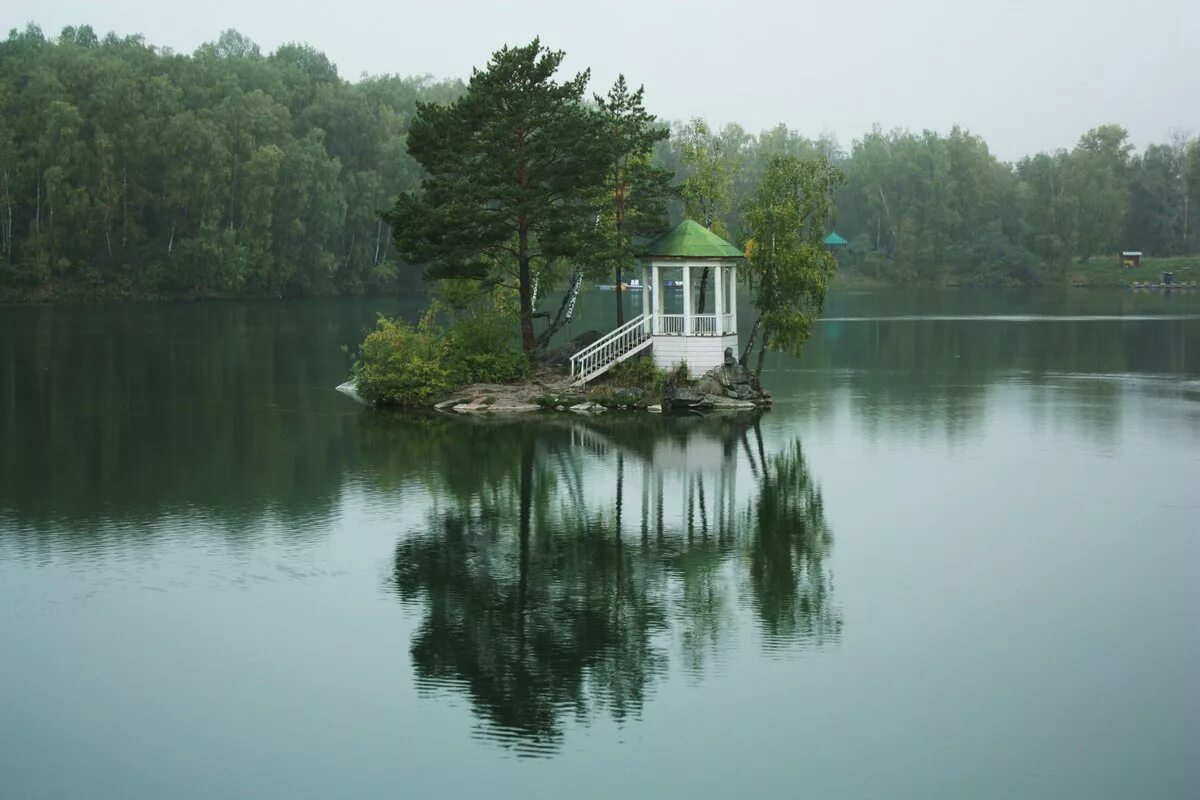 Пруд янтарный. Озеро ая горный Алтай. Озеро Айское горный Алтай. Айя озеро Алтайский край. Горный Алтай ая беседка на озере.