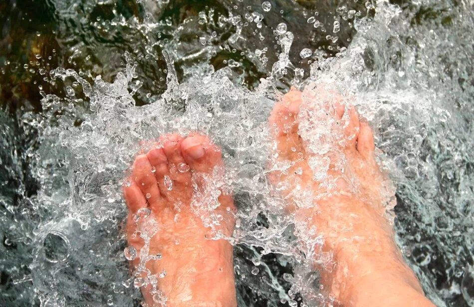 Холодной воде ноги опускаем в. Обливание ног холодной водой. ноги в воде. ноги в холодной воде. обливание ног закаливание.